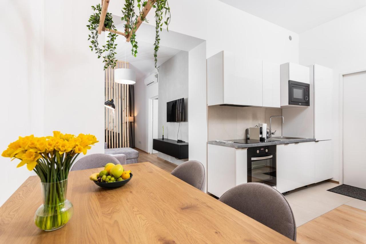Modern Centrally Located Apartments - By Upstairs Krakau Exterior foto